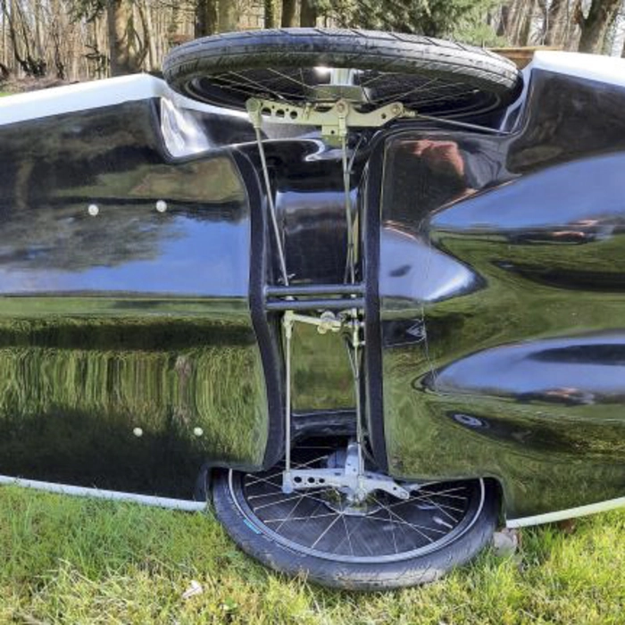 ➡️ The transverse tunnel shaft on the underbody can be opened, giving you good access to the chassis.